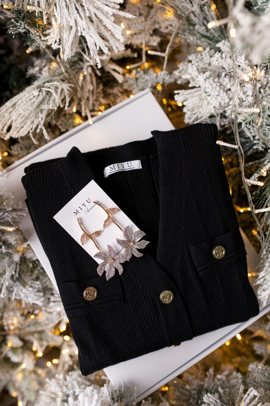 Pachet Cadou Rochie Midi Neagra Si Cercei Lungi Cu Strasuri