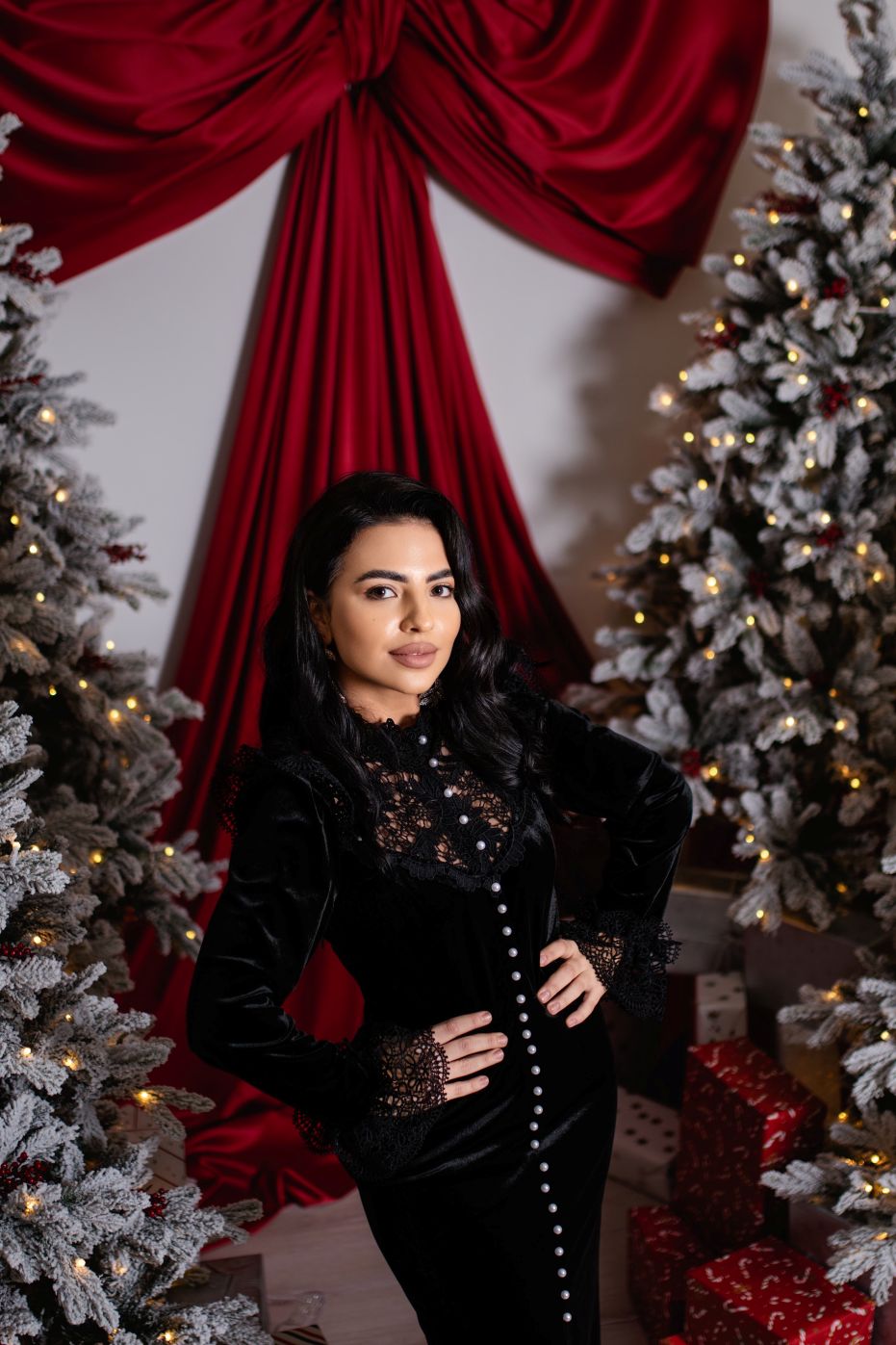 Rochie Conica cu Detalii din Dantela si Nasturi Perla