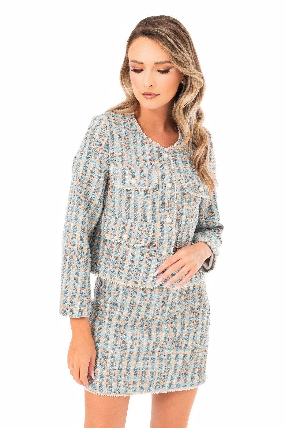 Costum Elegant din Stofa cu Perle si Nasturi Pretiosi