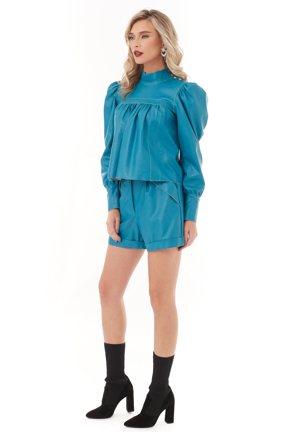 Costum Din Piele cu Bluza Si Pantaloni Scurti