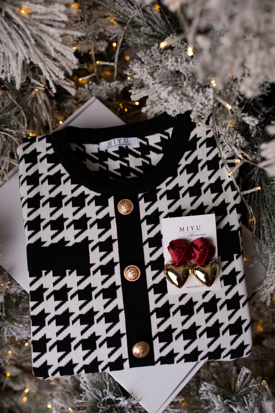 Pachet Cadou Rochie Cu Imprimeu Pepit si Cercei Deosebiti Cu Floare Rosie