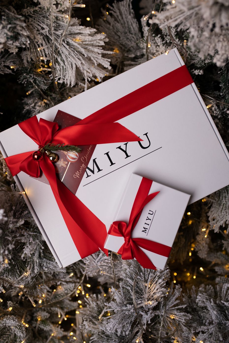 Pachet Cadou Set Din Tricot Cu Fusta si Cercei Eleganti Cu Strasuri