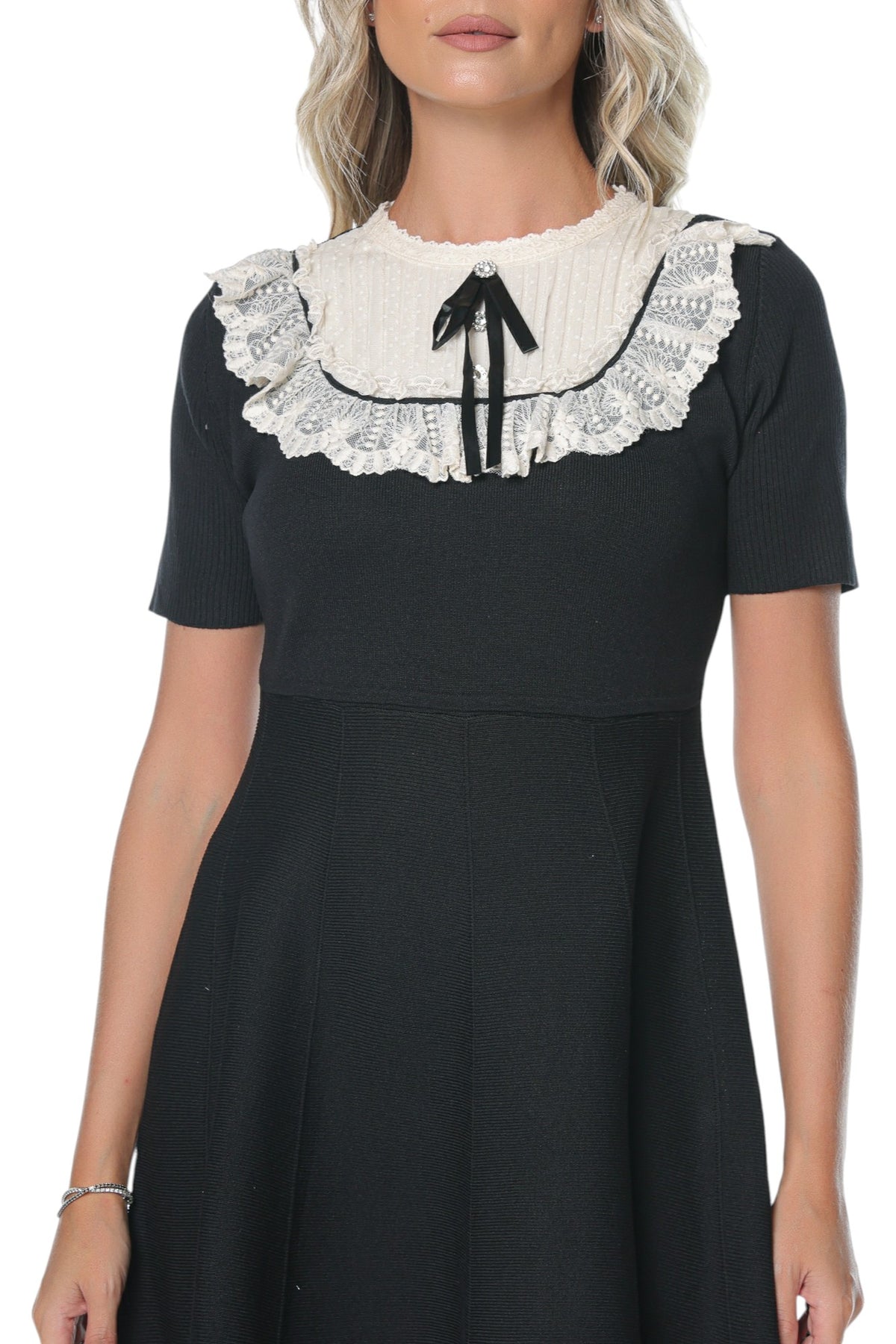 Rochie cu Maneci Scurte si Detalii din Tulle si Dantela